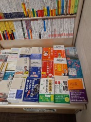 紀伊國屋書店いよてつ高島屋店 新書棚前平台で大々的に展開中
